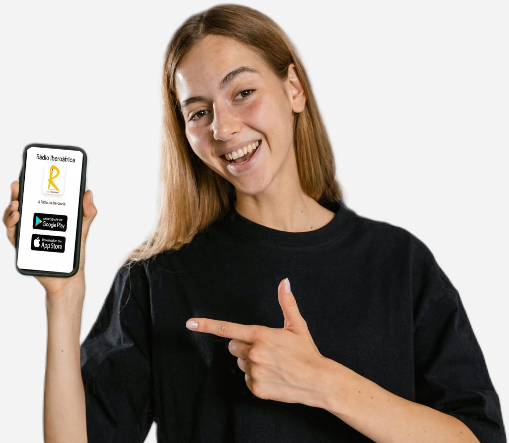 mulher mostrando o app da rádio iberoafrica