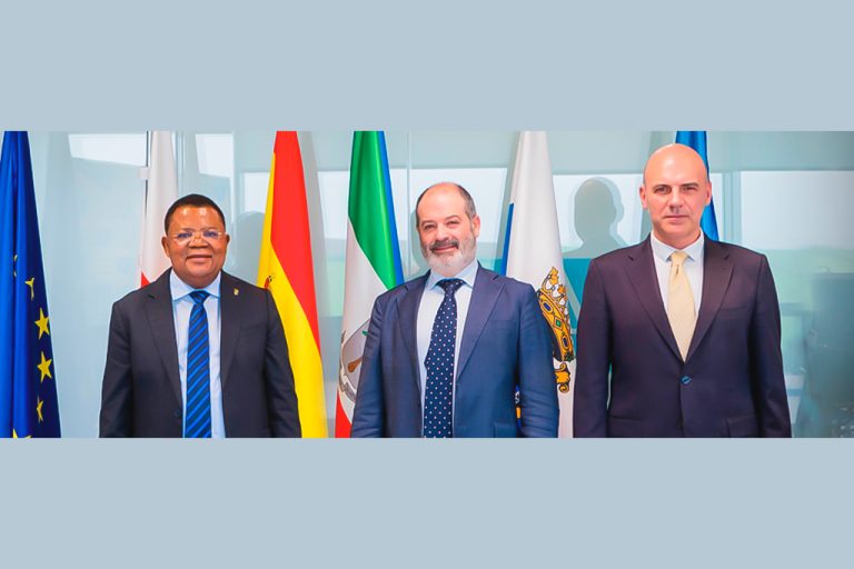 De esquerda à direita: Fernando Ignacio Ondo Ndjeng , Presidente do CIPVE; Rubén Calderón, Reitor da UNEATLANTICO; F. Álvaro Durántez, Director de Relações Institucionais da FUNIBER